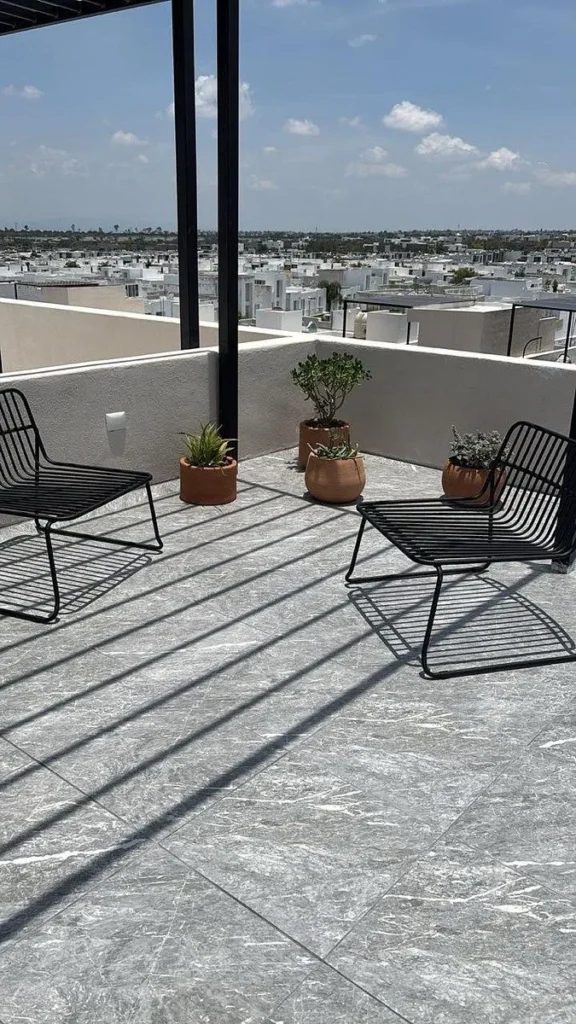 DEPARTAMENTO EN VENTA Y RENTA DOS NIVELES Y ROOF EN EL REFUGIO ZONA NORTE