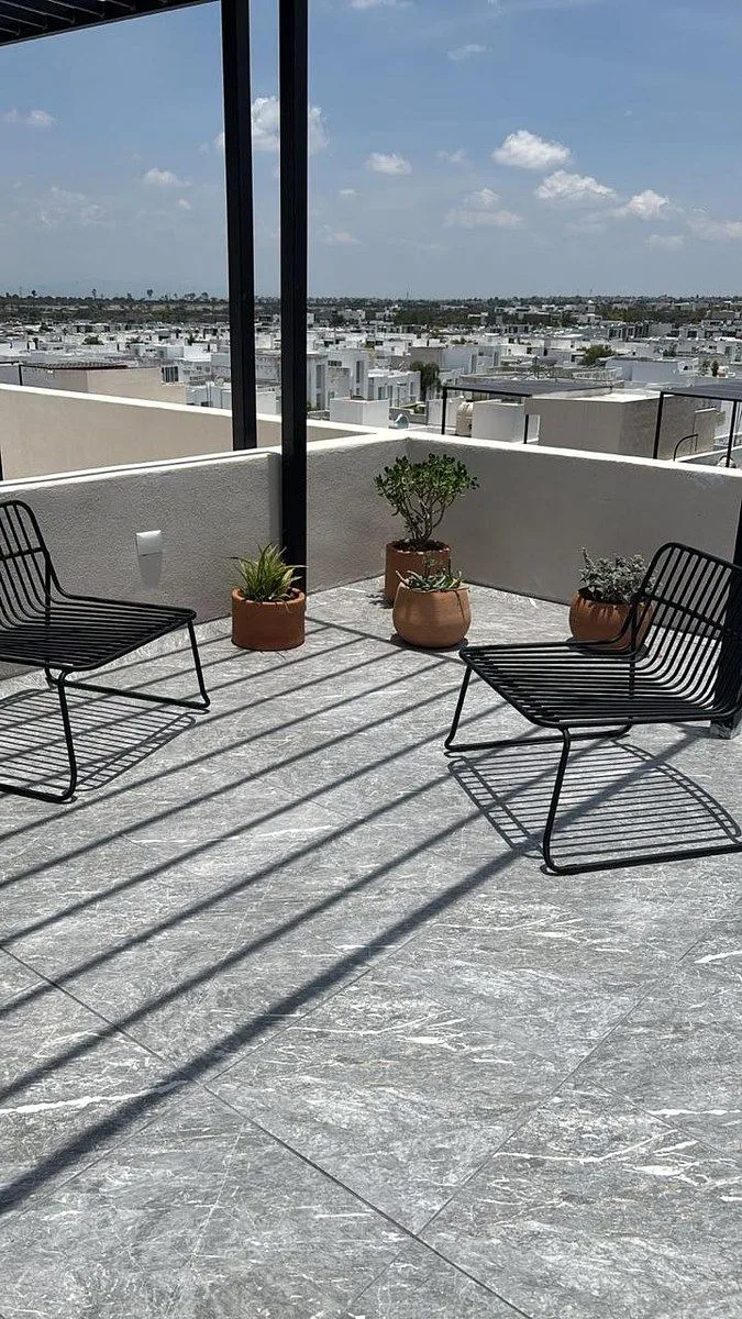 DEPARTAMENTO EN VENTA Y RENTA DOS NIVELES Y ROOF EN EL REFUGIO ZONA NORTE