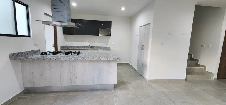 CASA EN RENTA EN LA VISTA CON BAÑO EN CADA RECAMARA Y GRAN JARDÍN
