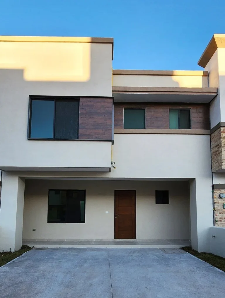 CASA EN RENTA EN LA VISTA CON BAÑO EN CADA RECAMARA Y GRAN JARDÍN
