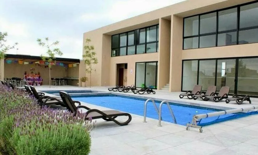 Casa frente al lago de Zákia