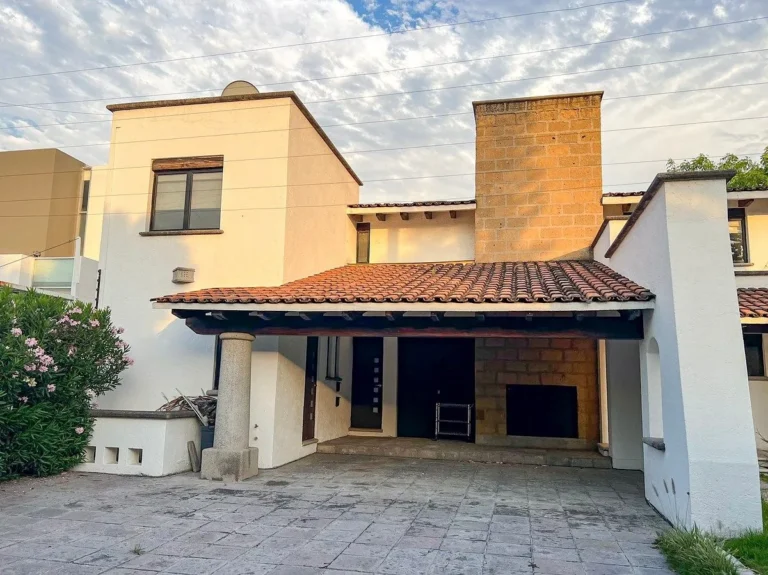 CASA EN RENTA EN JURIQUILLA